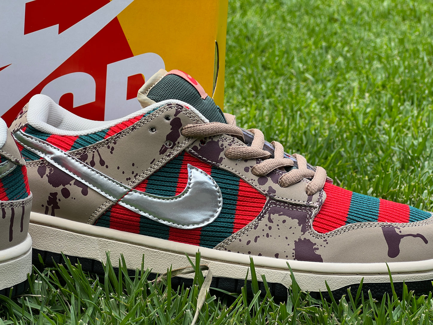 Nike SB Dunk Low Freddy Krueger