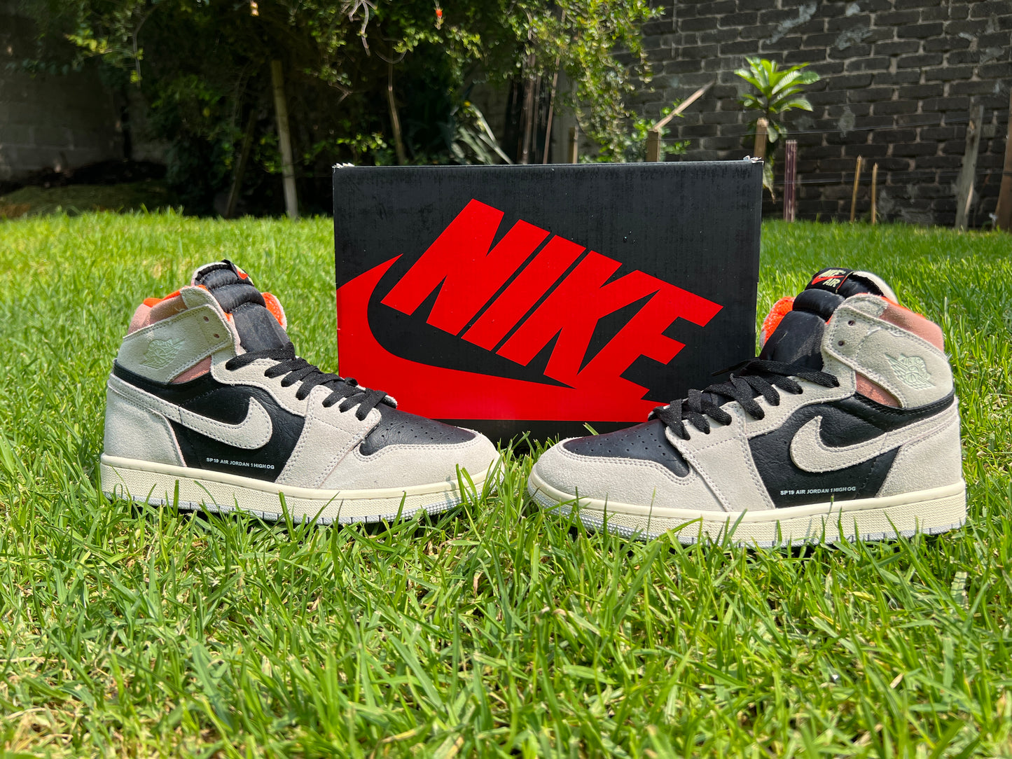 Jordan Retro 1 High Neutral Grey Hyper Crimson