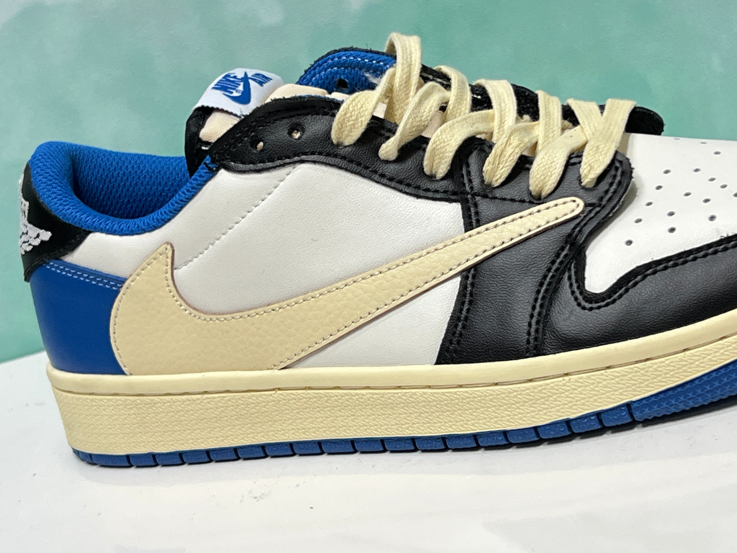 Jordan retro 1 low Fragment x Travis Scott