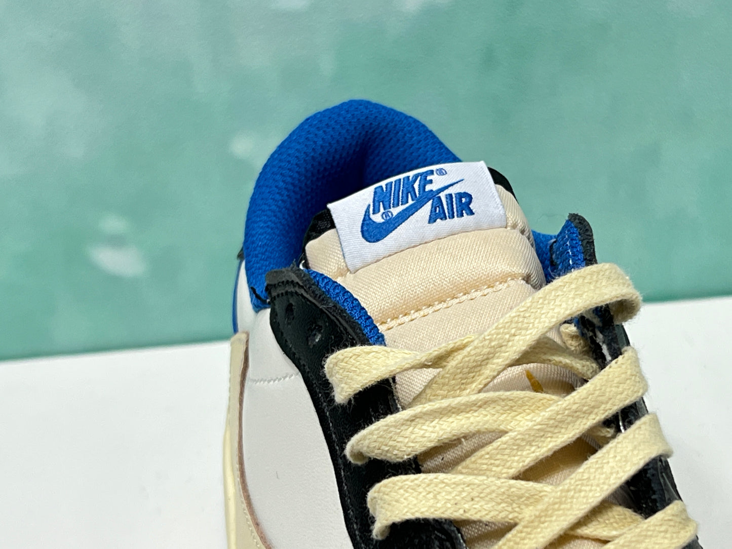 Jordan retro 1 low Fragment x Travis Scott