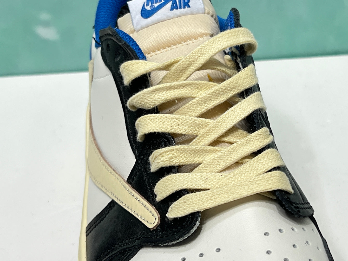 Jordan retro 1 low Fragment x Travis Scott