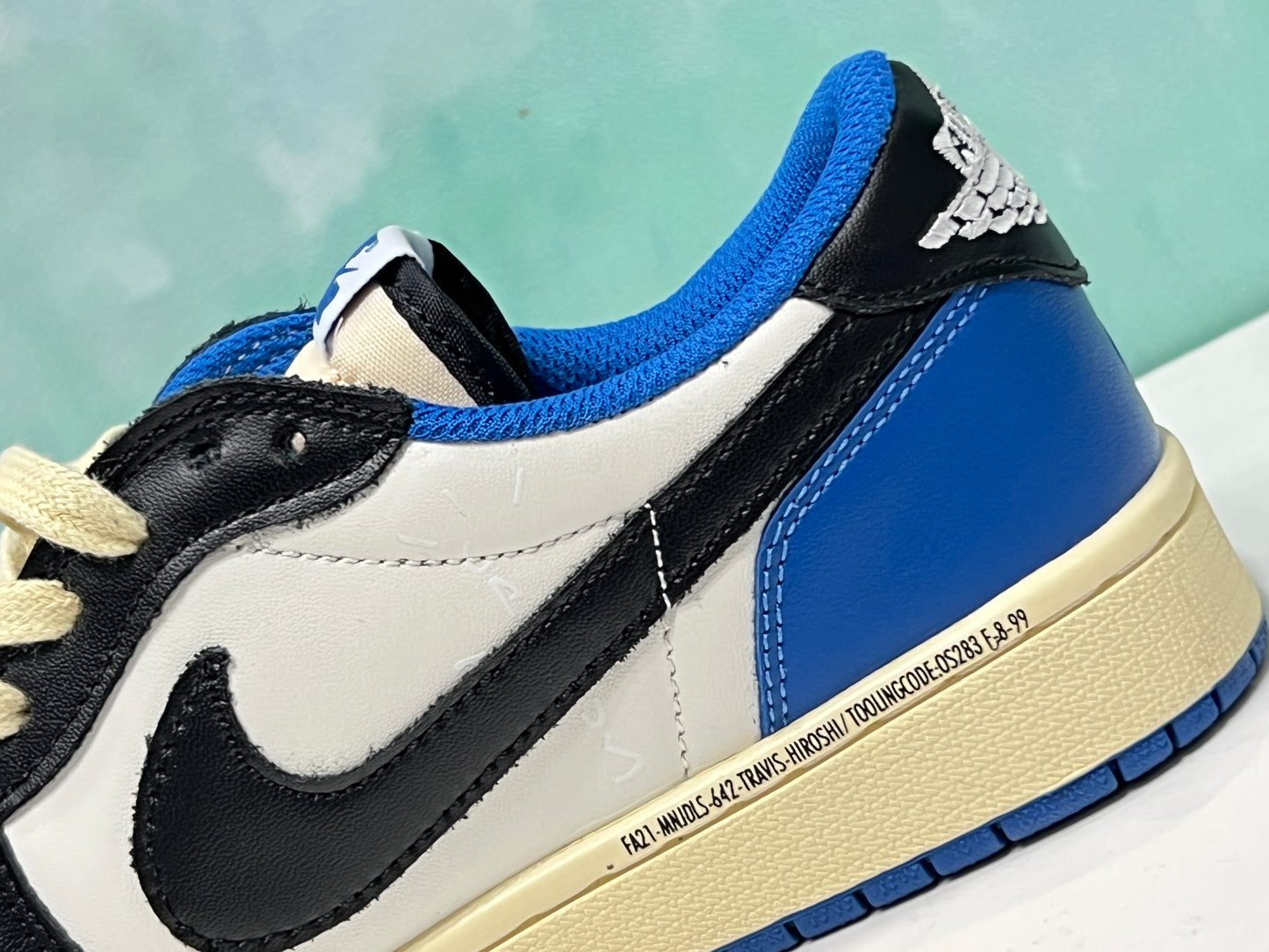 Jordan retro 1 low Fragment x Travis Scott