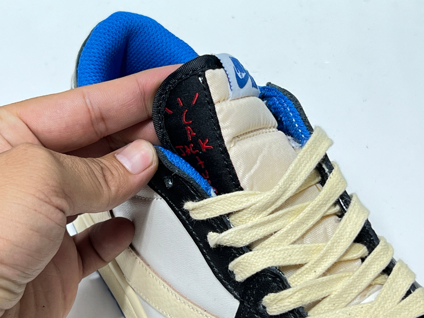 Jordan retro 1 low Fragment x Travis Scott