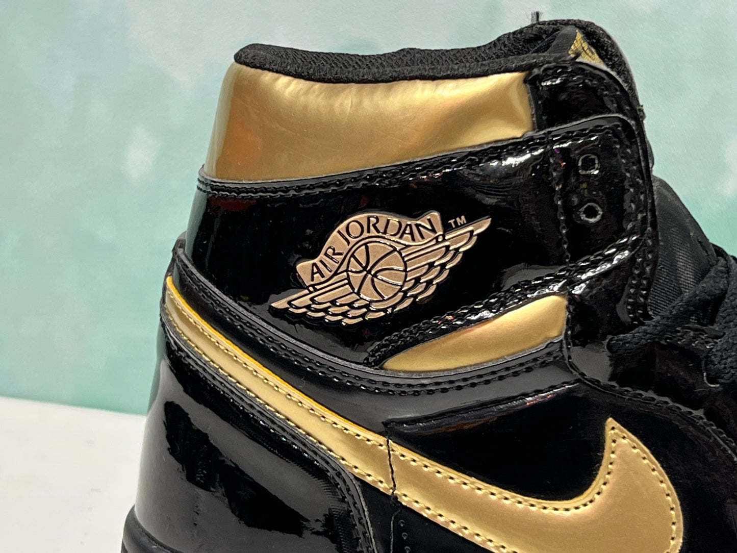 Jordan 1 Negro/Dorado