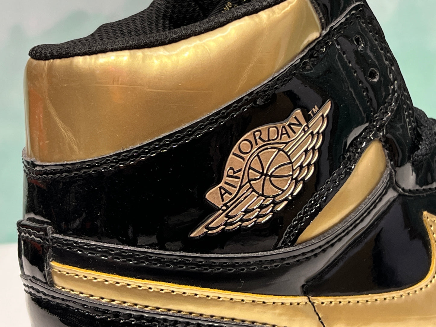 Jordan 1 Negro/Dorado