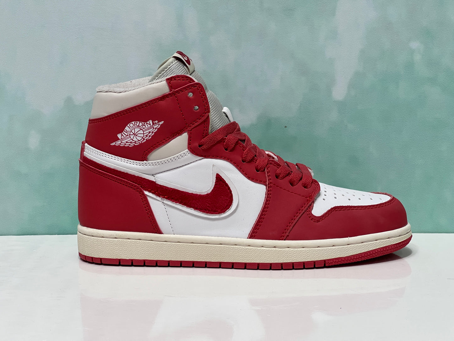 Jordan 1 rojo peluche