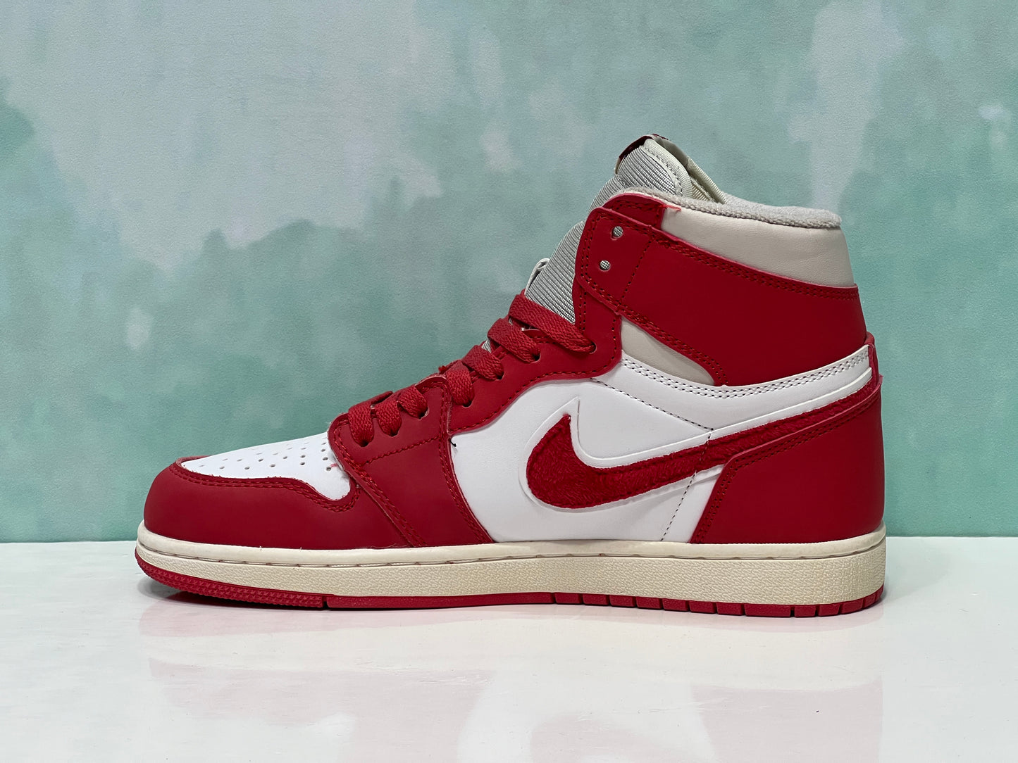 Jordan 1 rojo peluche