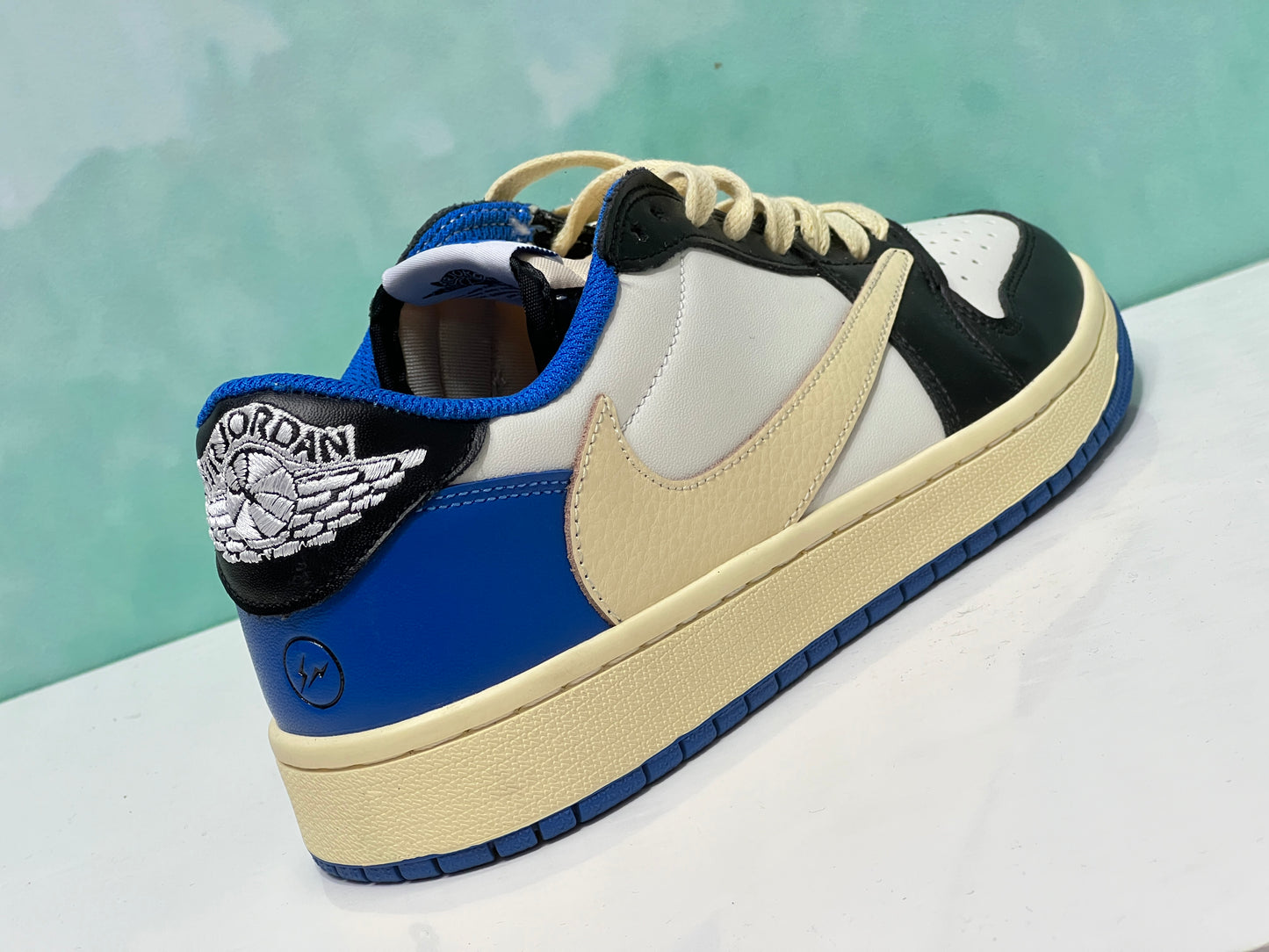 Jordan retro 1 low Fragment x Travis Scott