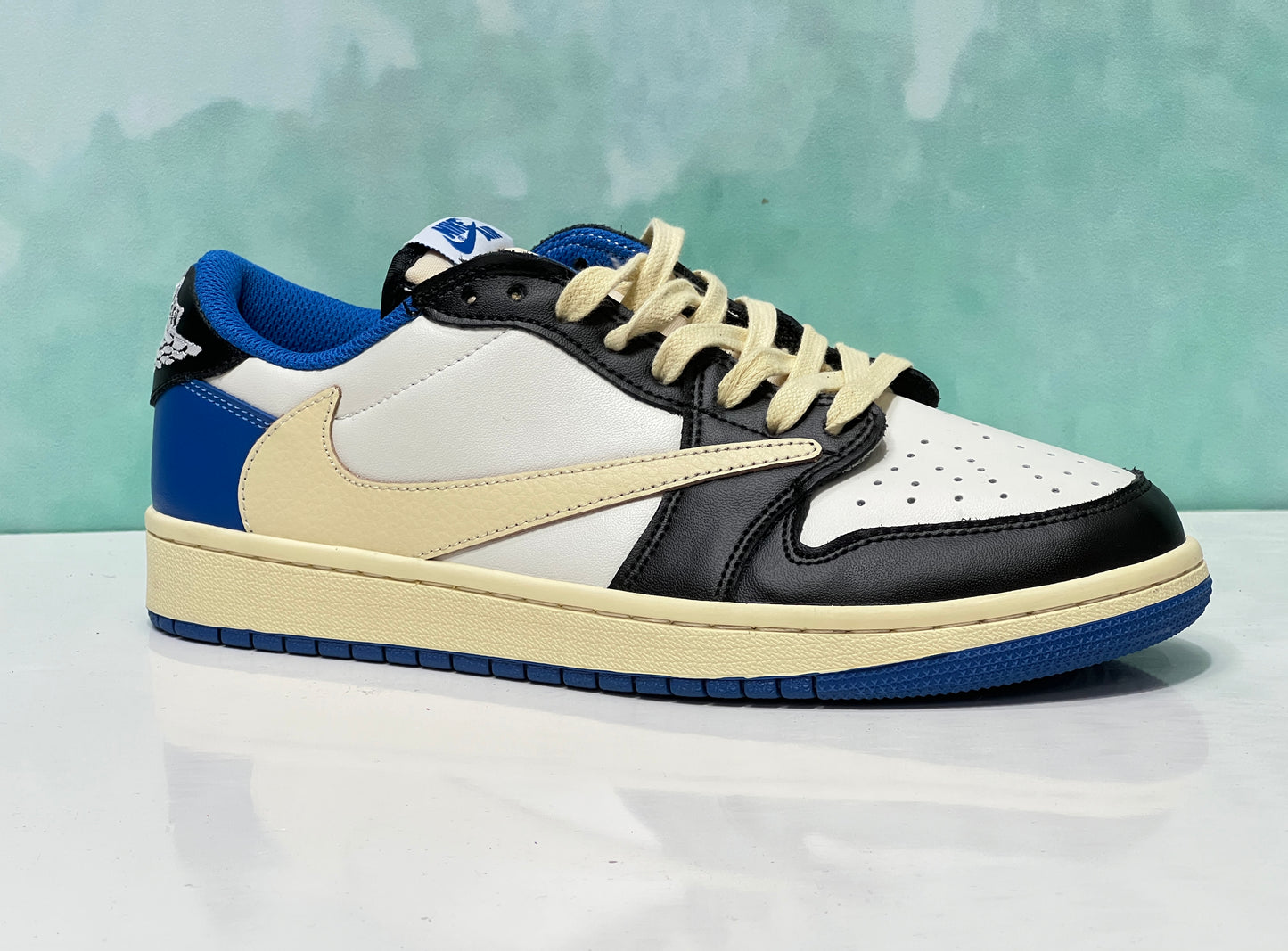 Jordan retro 1 low Fragment x Travis Scott